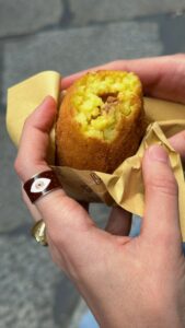 arancino half biten