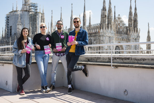 4 young people overviewing duomo